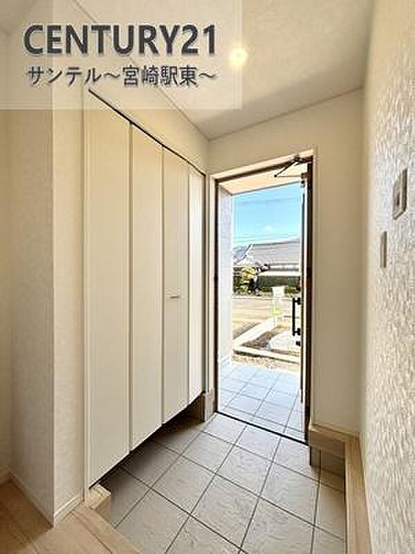 収納量の多いシューズクローゼットがあるので散らかりやすい玄関をしっかり整頓出来ます！※色や配置の相違がある場合がございます。