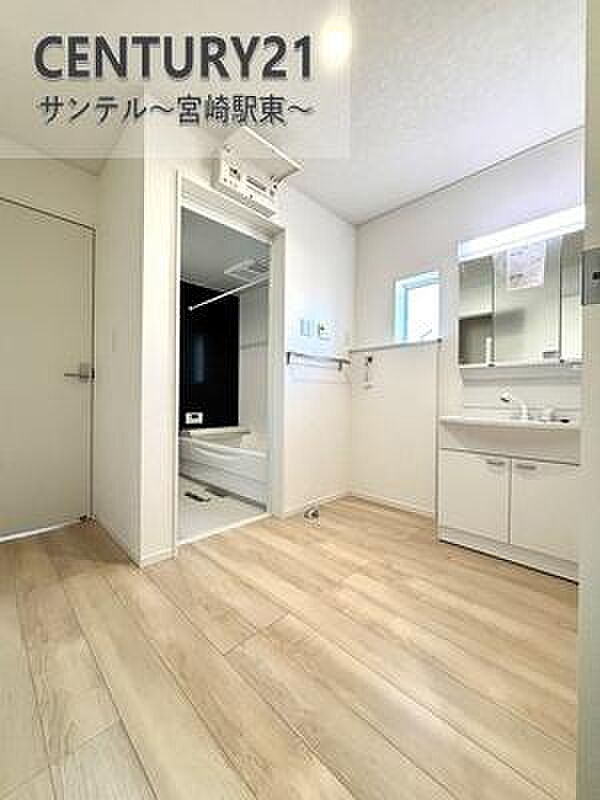 (同仕様写真)洗面台・洗面所になります。三面鏡仕様になっており身だしなみを整える際に便利です。?鏡裏の収納も広々しています♪※色や配置の相違がある場合がございます。