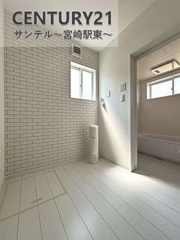 白を基調とした清潔感のある洗面台。ナチュラルで明るい雰囲気が女性にも人気のデザインです。※色や配置の相違がある場合がございます。