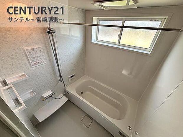 広々とした1坪のバスルーム。室内物干しと浴室乾燥がございます。ランドリールームとしても利用できます。※色や配置の相違がある場合がございます。