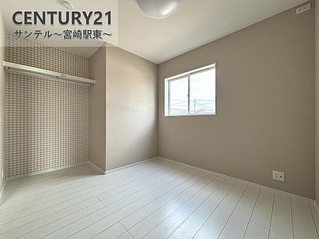 余裕のある洋室です！日当たり、風通し良好です(^^♪クローゼットも完備しております！※色や配置の相違がある場合がございます。