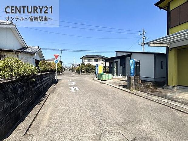 東側前面道路です。