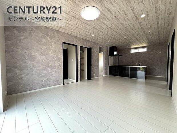 開放感あふれるリビングは、自然光に包まれた明るく心地よい癒しの空間。ダイニングと分かれたレイアウトで、家族がゆったり過ごせるリラックス空間を実現します。※色や配置の相違がある場合がございます。