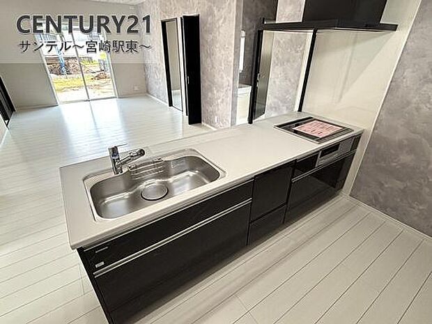 カウンターキッチンからリビングにいるご家族やお子様の様子が見えるので、コミュニケーションがとりながら、ご家族の大切な時間を共有できるキッチンです♪※色や配置の相違がある場合がございます。