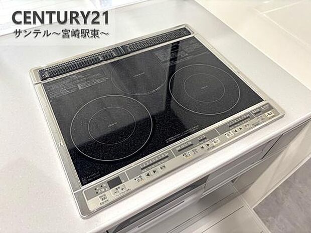 IHクッキングヒーター3口コンロ、グリル付です。