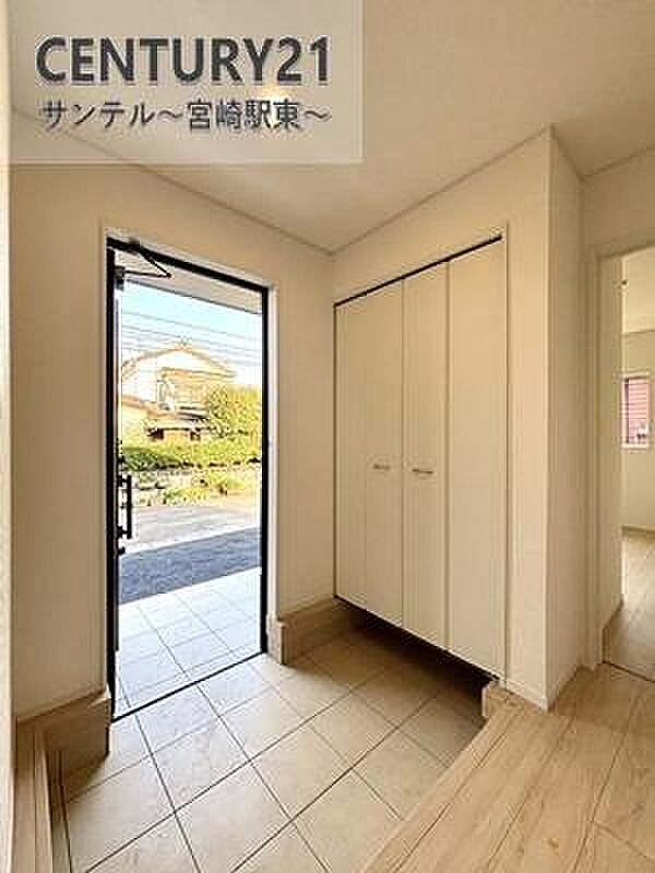 玄関には、たくさんの靴を収納できるシューズボックスが付いております♪いつも清潔感のあるすっきりとした玄関スペースを確保できますよ♪