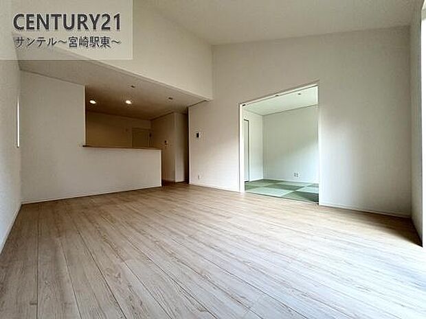 明るく、落ち着きのあるリビング♪ダイニングスペースも含めて約16.5帖のゆとりのあるスペースで、ご家族でお食事や団らんしたり、ゆったりとしたご家族の時間を過ごせます♪