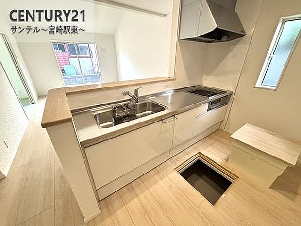 カウンターキッチンからリビングにいるご家族やお子様の様子が見えるので、コミュニケーションがとりながら、ご家族の大切な時間を共有できるキッチンです♪