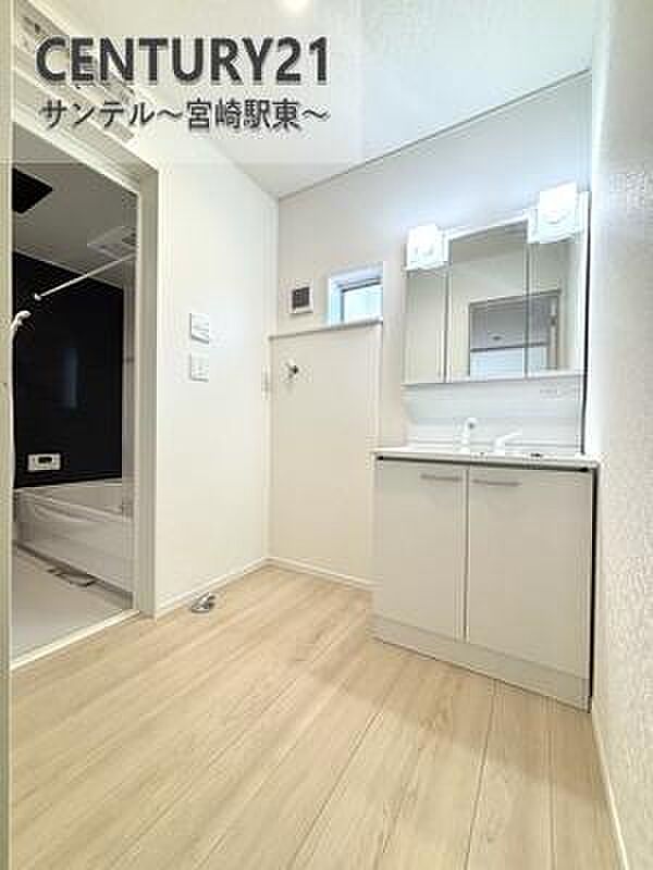 洗面化粧台には大きな鏡がついており、朝の忙しい時間帯でも快適にお使いいただけます。広々としたスペースのため、ご家族で並んで朝の身支度の際も、スムーズにご使用いただけます♪