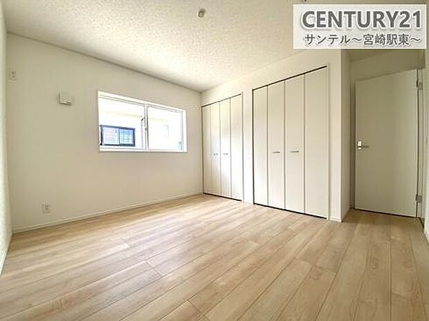 主寝室には大容量クローゼット付き。収納充実でお部屋がすっきり片付きます。
