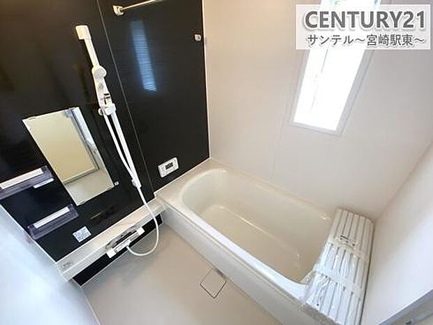 1坪のゆったりバスルームに浴室乾燥機付き。毎日の疲れを癒しつつ、洗濯物もカラッと乾いて快適！