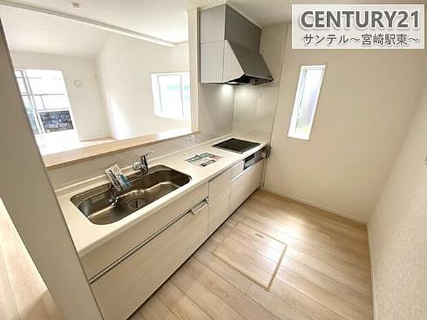 カウンターキッチンからリビングにいるご家族やお子様の様子が見えるので、コミュニケーションがとりながら、ご家族の大切な時間を共有できるキッチンです♪