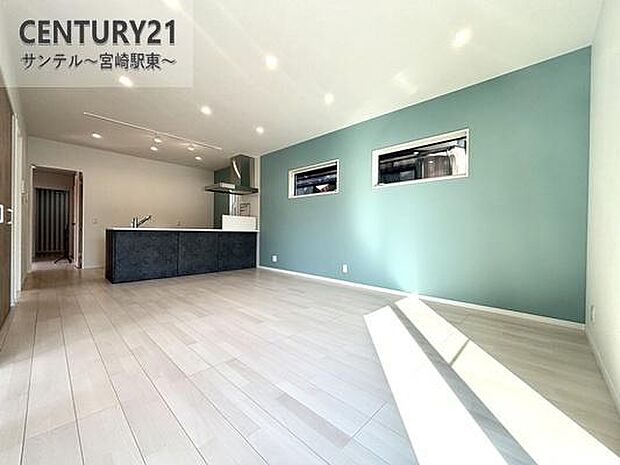 16帖の広々としたリビング♪カウンターキッチンからリビングにいるご家族やお子様の様子が見えるので、コミュニケーションがとりながら、ご家族の大切な時間を共有できるリビングスペースです♪