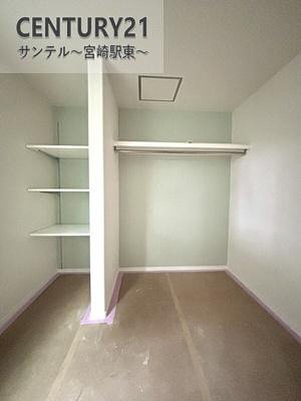 お洋服の出し入れが簡単なオープンクローゼットなので毎日の整頓がはかどります。