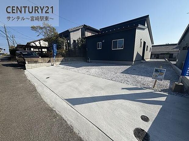 駐車場は2台駐車可能!※車種による。スペースも広く駐車が苦手な方でも楽に駐車可能です(^^♪