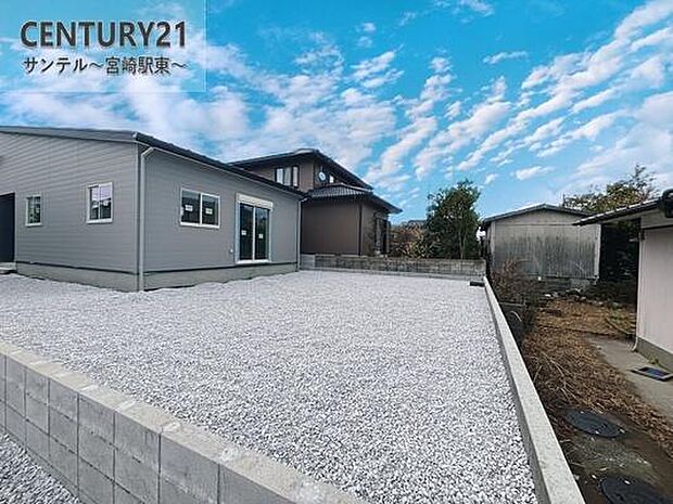 お庭スペースです♪フェンスやウッドデッキ等を設置して、縁側や洗濯物を干す場所にしたりと夢が膨らみます！