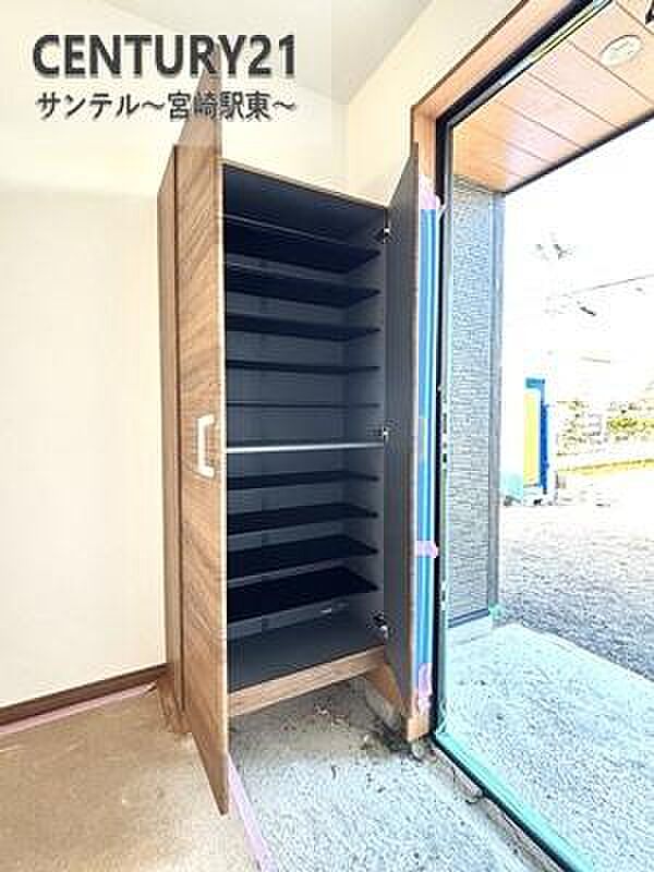 大きなシューズクローゼット付きで、家族みんなのシューズを収納出来ます。