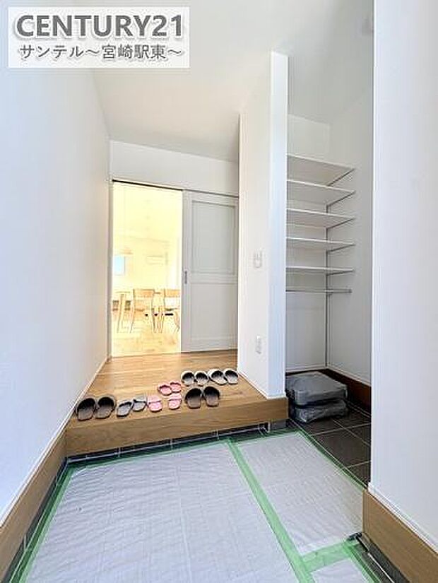 玄関にシューズクロークとクローゼットを配置。靴や外用品はもちろん、コートやベビーカーも収納でき、生活感を抑えたすっきり空間を保てます。