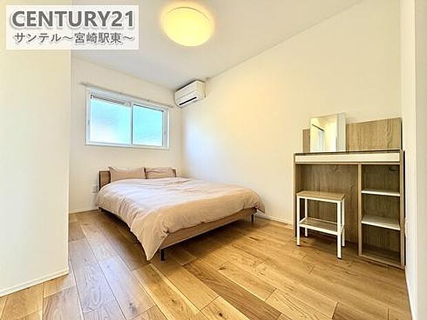 主寝室にウォークインクローゼットを配置。衣類や寝具、季節家電までまとめて収納でき、居室を広く使える実用的な設計です。