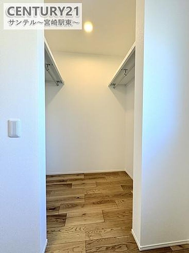 収納力のあるウォークインクローゼットを設置。衣類はもちろん、寝具や季節家電もまとめて保管でき、室内を広く快適に使えます。