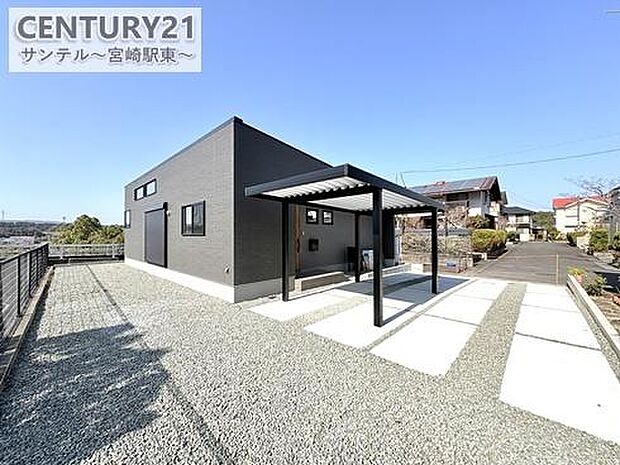 庭スペースがあり、高台にあるので見晴らしも良好。道路側からの高低差があるので南側の目線も気になりません。