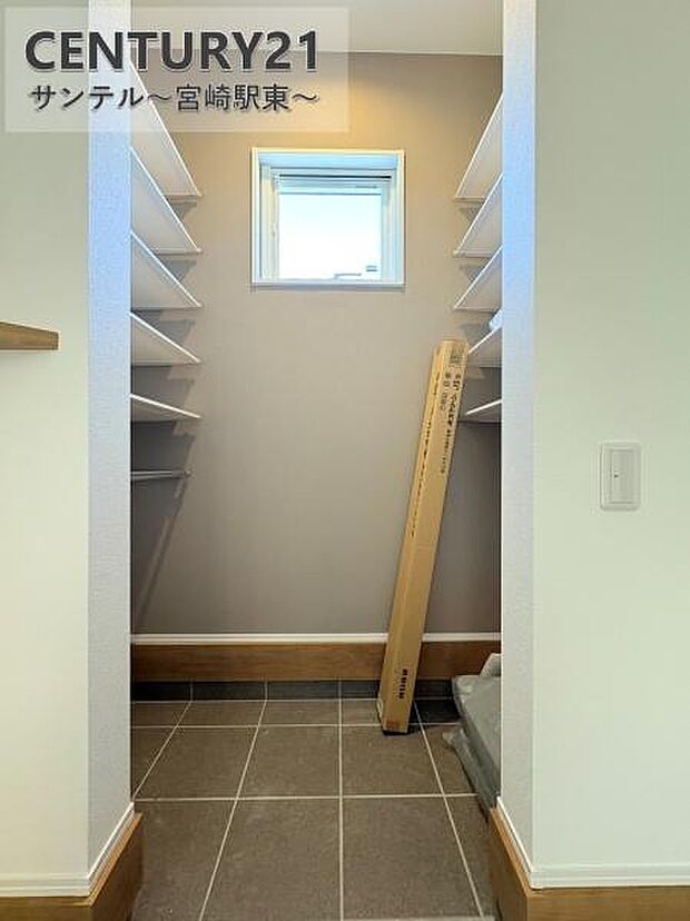 玄関にシューズクロークとクローゼットを配置。靴や外用品はもちろん、コートやベビーカーも収納でき、生活感を抑えたすっきり空間を保てます。