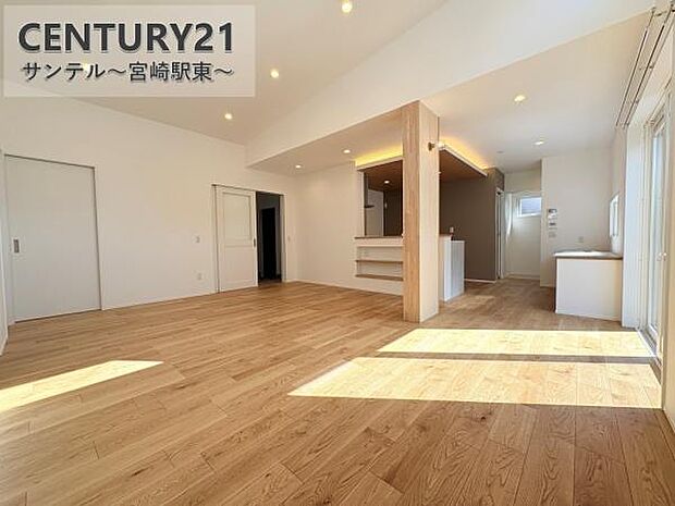 白を基調に木目の温もりをプラスした、21帖以上の開放感あふれるリビング。