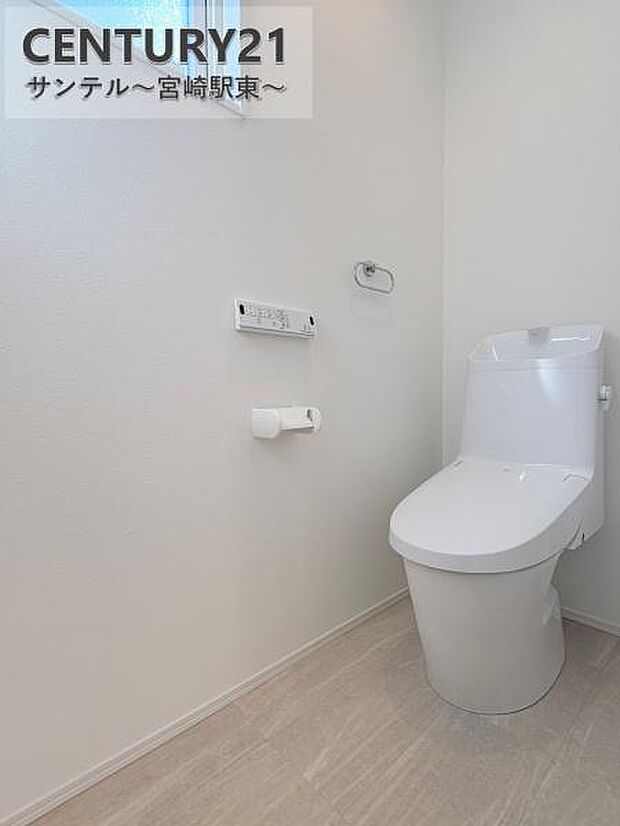 小窓付きの、明るい空間のトイレです！小窓もあるので換気もできます♪