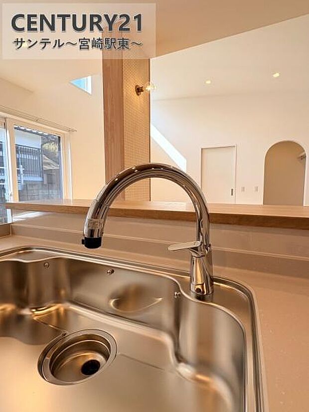 キッチンにはタッチレス水栓を採用。手を触れずに操作でき、衛生的です。