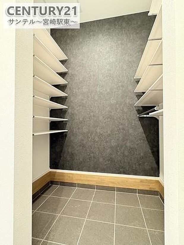 玄関にシューズクロークを配置。靴や外用品はもちろん、コートやベビーカーも収納でき、生活感を抑えたすっきり空間を保てます。