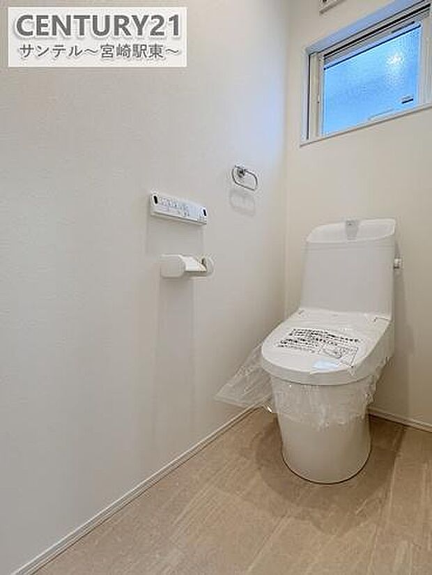 小窓付きの、明るい空間のトイレです！小窓もあるので換気もできます♪