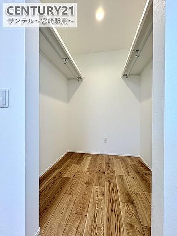 家族みんなで使えるファミリークローゼットを完備。衣類や小物をまとめて収納できます。