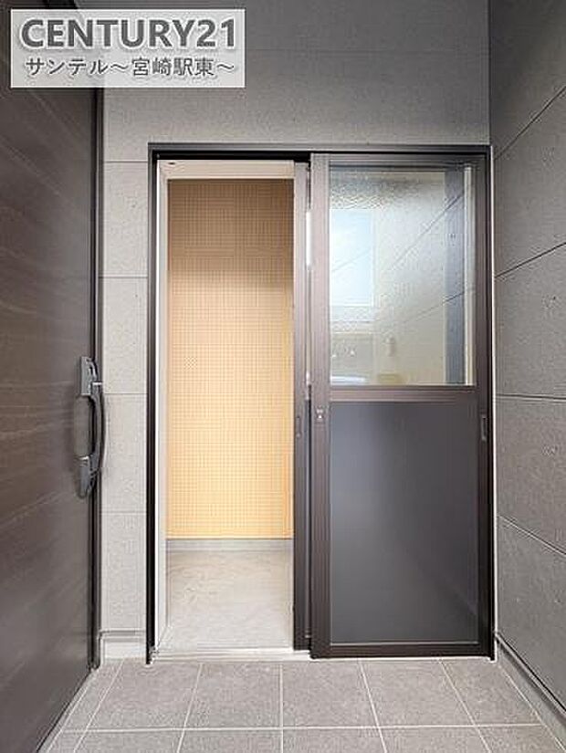 玄関横の収納には、自転車用具やアウトドア用品など外で使うものをまとめて収納可能。家族みんなが使いやすい設計です。