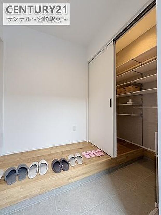 玄関にシューズクロークを配置。靴や外用品はもちろん、コートやベビーカーも収納でき、生活感を抑えたすっきり空間を保てます。