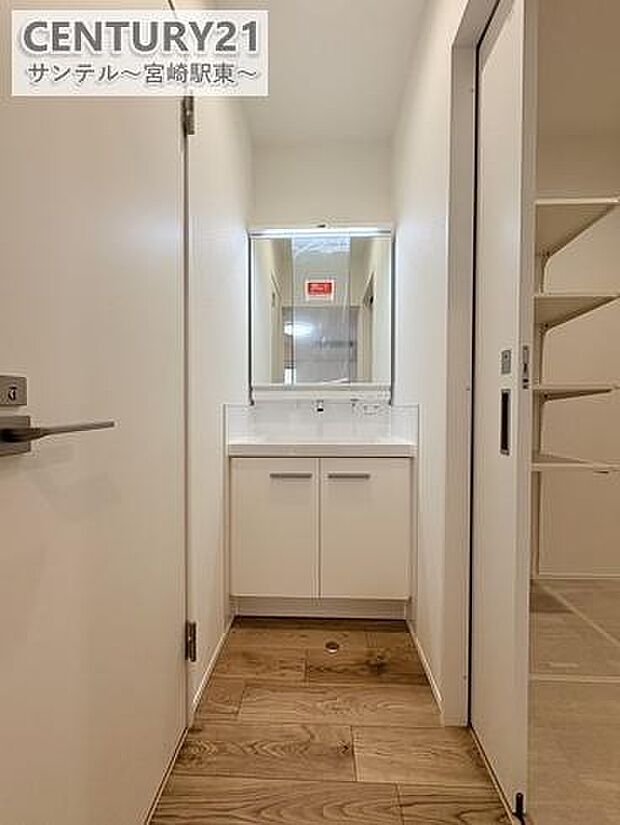 三面鏡付き独立洗面台は、収納力が高く、家族みんなで使いやすいのが魅力です。