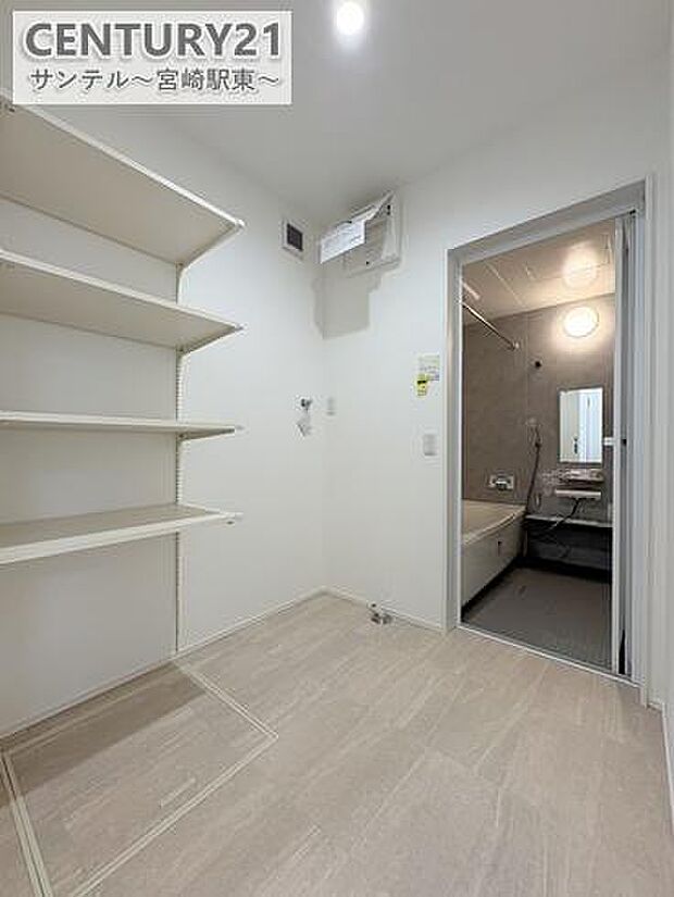 広さにゆとりのある脱衣所。収納も備えており、タオルや洗剤類をすっきり整理できます。