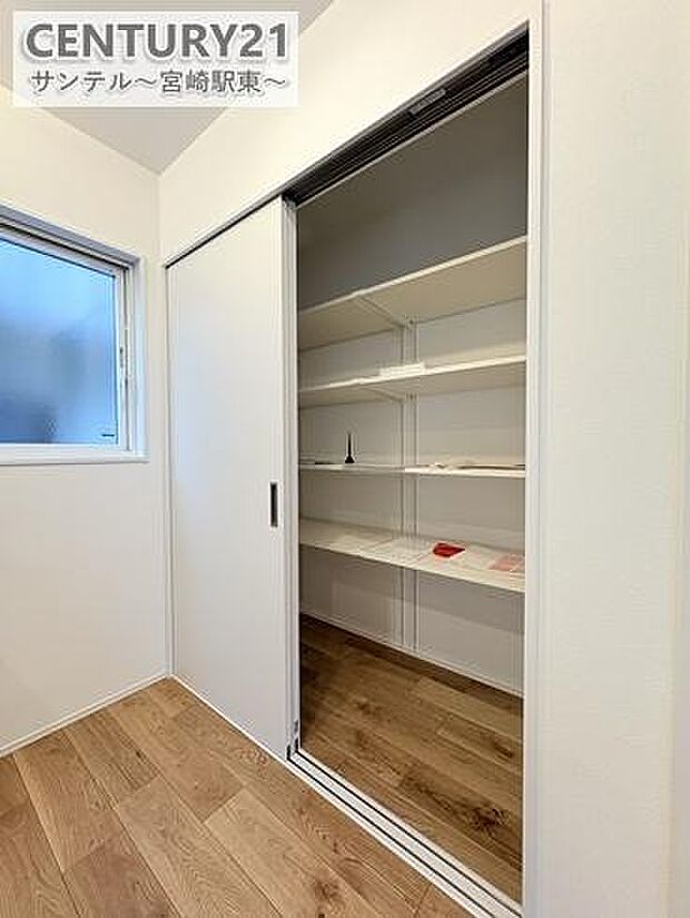 キッチン横の収納です！パントリーとしても活用できます♪