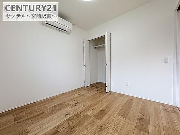 4.5帖の洋室は子ども部屋・書斎・趣味室など多用途に使える広さ。クローゼット付きで収納も確保され、個室として使いやすい設計です。