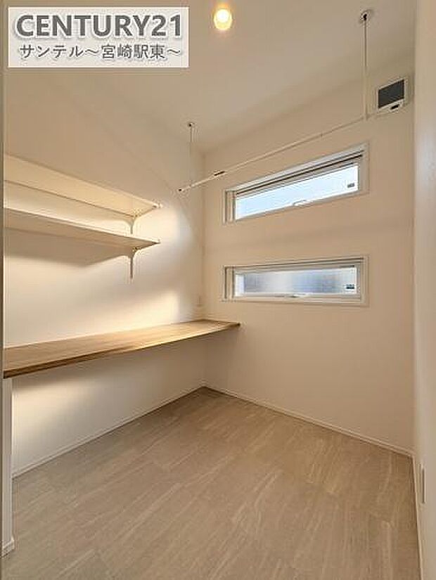 サンルームを設置しております♪洗濯物を干すスペースとたたむ台を備え、家事がスムーズに行えます。