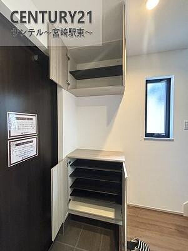 シューズボックス付きで、家族全員の靴もすっきり収納。玄関まわりが片づきやすく、いつでも気持ちよくお客様を迎えられます。