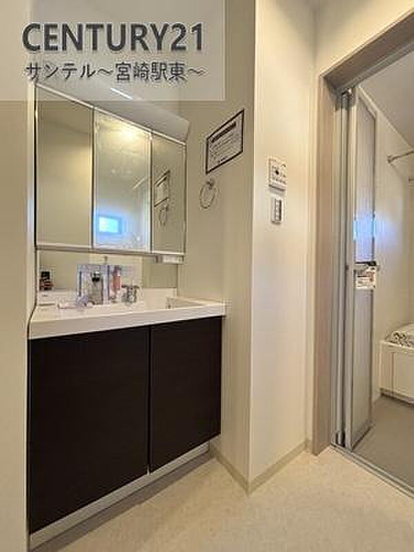 三面鏡付き洗面所で身だしなみもバッチリ。鏡の裏は収納スペースでスッキリ整理。