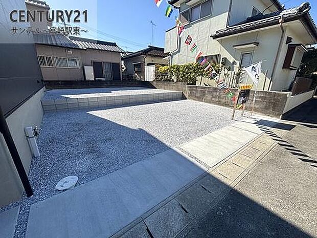 駐車場は3台縦列駐車可能です。　※車種による。