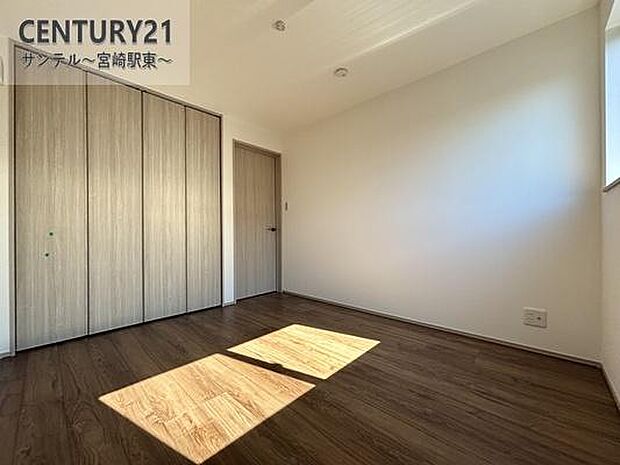 テレワークや趣味部屋としても使える洋室。明るい採光とクローゼット完備で使い勝手のよい洋室です。