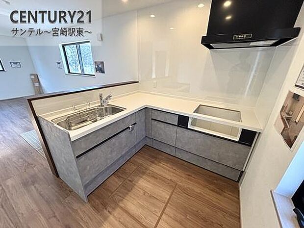 調理スペースとシンクが効率よく配置されたL字型キッチン。動線が短く、料理や後片づけもスムーズに行えます。