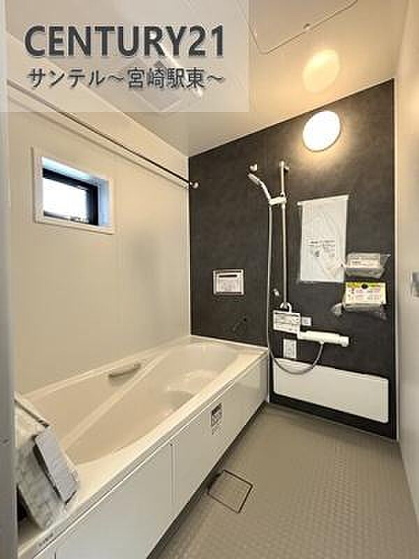 1日の疲れもゆっくり取ることのできる広々とした1坪タイプのシステムバス♪浴室乾燥、涼風、暖房、換気システムが付いておりますので、快適なバスタイムを過ごせます♪