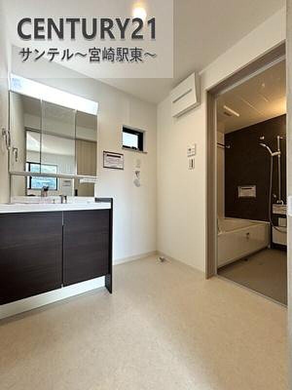 三面鏡付き洗面所で身だしなみもバッチリ。鏡の裏は収納スペースでスッキリ整理。