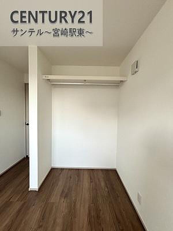 各部屋に収納スペースがございます。