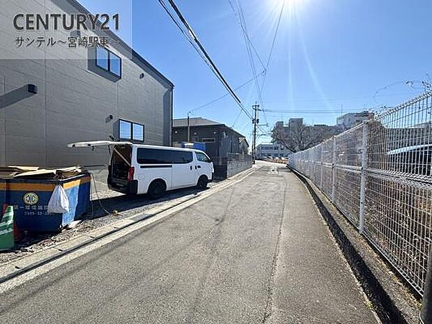 西側の前面道路から撮影♪