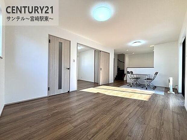 明るく、落ち着きのあるリビング♪ダイニングスペースも含めてゆとりのあるスペースで、ご家族でお食事や団らんしたり、ゆったりとしたご家族の時間を過ごせます♪