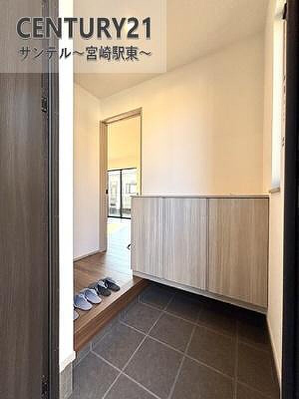 明るい玄関(^^♪容量にも余裕のあるシューズボックス完備しております！